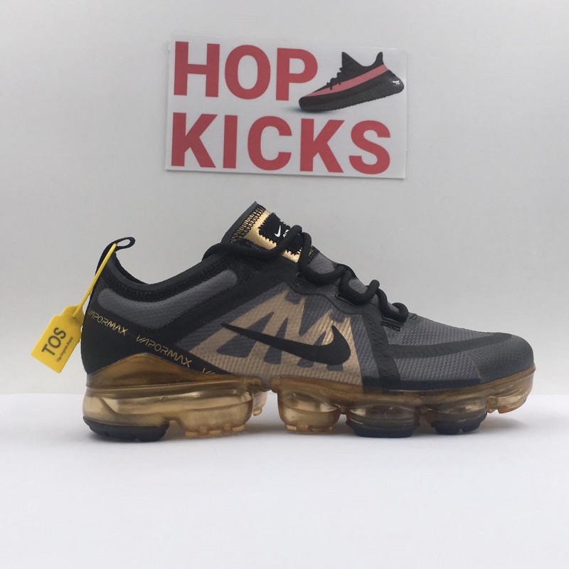 gold nike vapormax plus